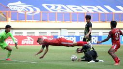 Pemain PSM Makassar, Willem Jan Pluim (tengah) terjatuh usai dihadang pemain Barito Putera, Azamat Daimatov dalam laga pekan ke-5 BRI Liga 1 2021/2022 di Stadion Wibawa Mukti, Cikarang, Senin (27/9/2021). PSM kalah 0-2. (Bola.com/Ikhwan Yanuar)