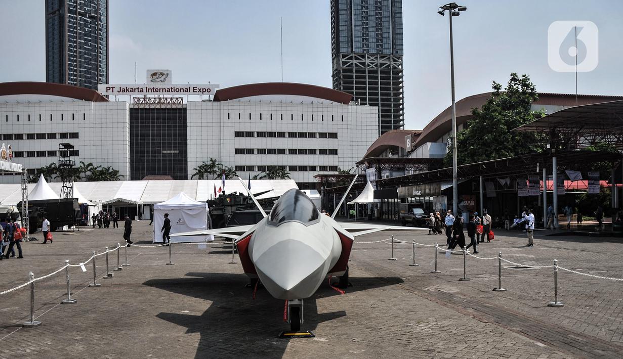 Salah satu produk alutsista dipamerkan di halaman Indo Defence 2022 Expo & Forum di JIExpo, Kemayoran, Jakarta, Rabu (2/11/2022). Kementerian Pertahanan bersama PT Napindo Media Ashatama menggelar pameran industri pertahanan terbesar se-Asia Tenggara bertemakan “Peace, Prosperity, Strong Defence” yang diikuti 905 perusahaan dari 59 negara dan berlangsung hingga 5 November mendatang. (merdeka.com/Iqbal S. Nugroho)