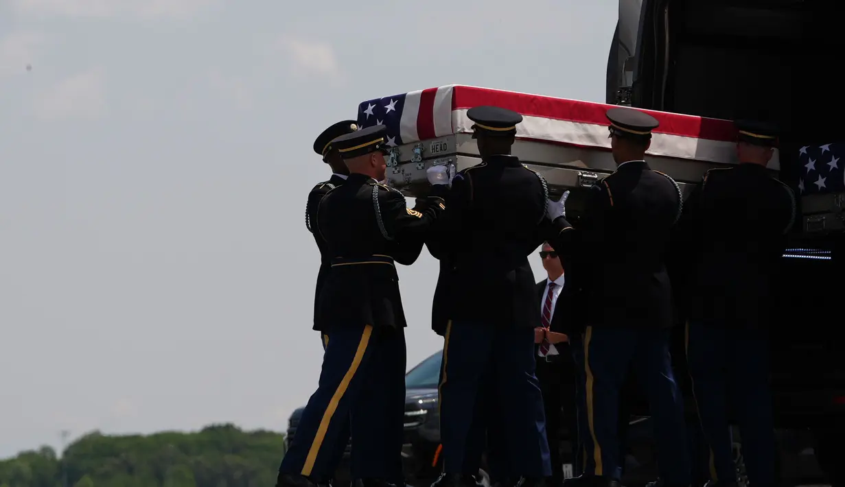 Sebuah tim pengangkut Angkatan Darat AS memindahkan peti jenazah berisi sisa-sisa tubuh Prajurit Isabella Gonzales ke dalam kendaraan pengangkut di Pangkalan Angkatan Udara Dover, Delaware, Amerika Serikat,  Rabu, 22 Juli 2026. (AP Photo/Julia Demaree Nikhinson)