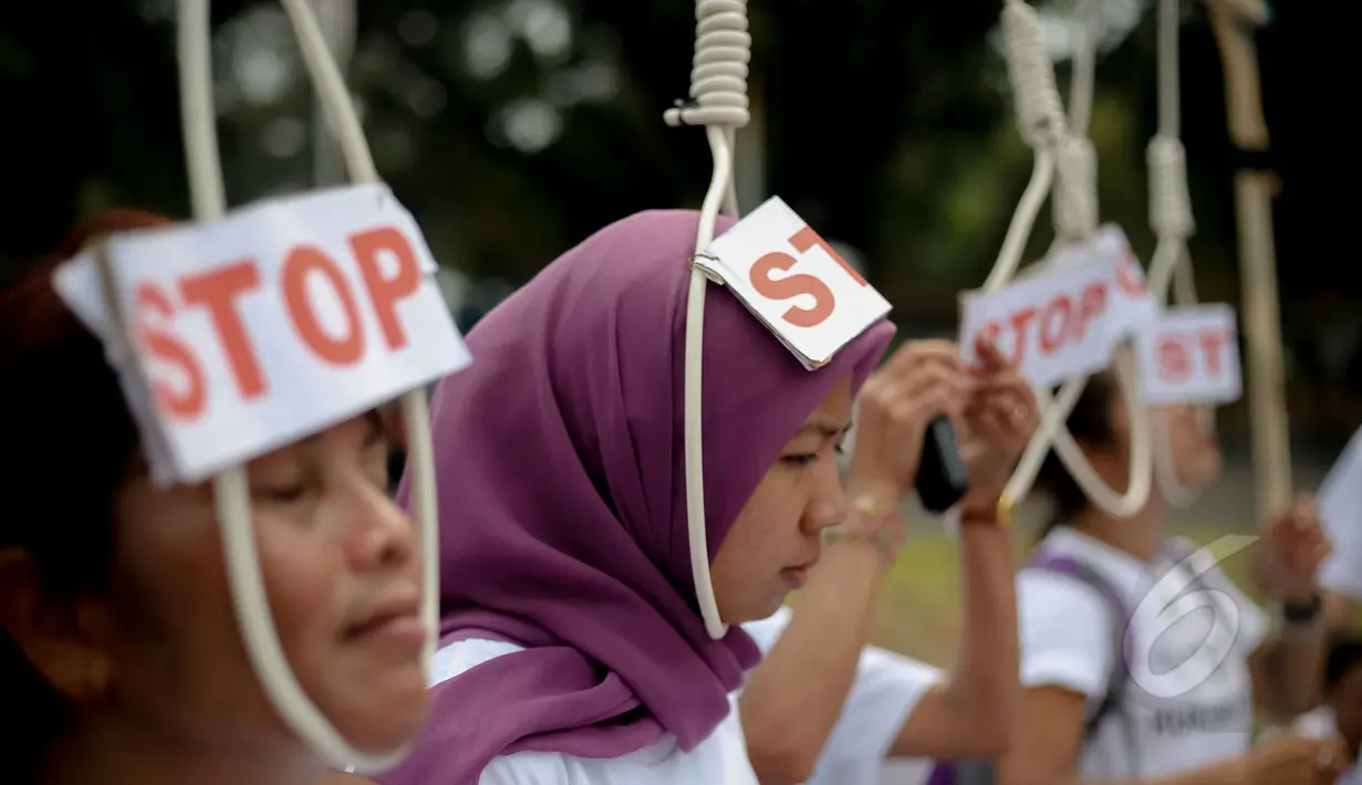 Aktivis Buruh Migrant melakukan aksi tolak hukuman mati di depan Istana Merdeka, Jakarta, Jumat (1/5). Aksi yang digelar bersamaan dengan Hari Buruh (May Day) itu berisi seruan untuk selamatkan buruh migran dari hukuman mati. (Liputan6.com/Faizal Fanani)