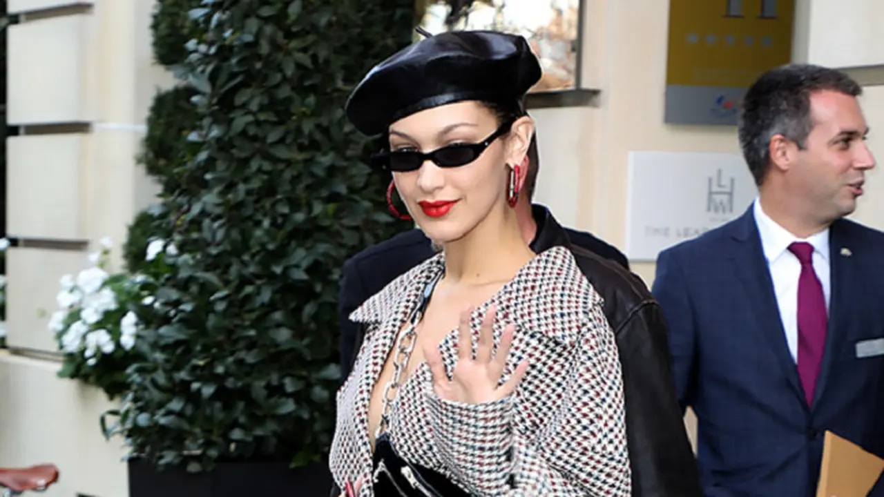 Tren Topi Beret ala Parisian di Paris Fashion Week 