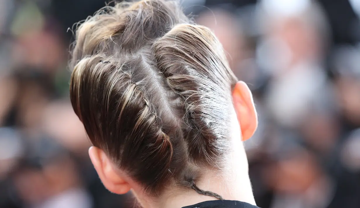 Kristen Stewart menghadiri pembukaan festival film internasional ke-71, Cannes, Prancis, (8/5). Aktris 28 tahun ini tampil dengan rambut seperti quiff reguler dan gumpalan combo di bagian depan. (AFP Photo/Valery Hache)