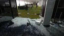 Pintu masuk Senat dihancurkan sehari setelah Gedung Kongres diserbu oleh pendukung mantan Presiden Brasil Jair Bolsonaro di Brasilia, Senin (9/1/2023). Hingga kini, setidaknya sekitar 1.500 orang telah ditahan. (AP Photo/Eraldo Peres)