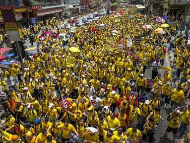 Ribuan warga Malaysia melakukan aksi besar-besaran di Kuala Lumpur, Malaysia, Sabtu (29/8/2015). Mereka menuntut Perdana Menteri Najib Razak untuk mengundurkan diri karena diduga melakukan korupsi. (Reuters/ Athit Perawongmetha)