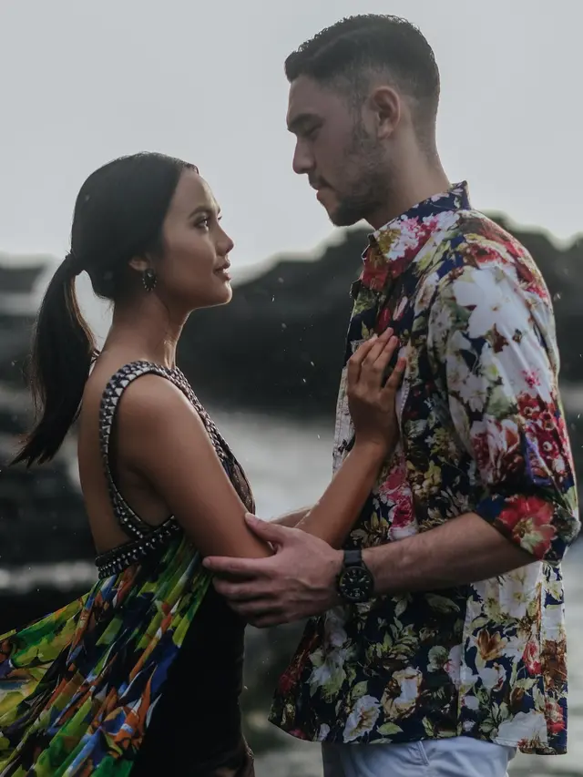 7 Prewedding Valerie Krasnadewi dan Kekasih di Pinggir Pantai Ini Curi Perhatian