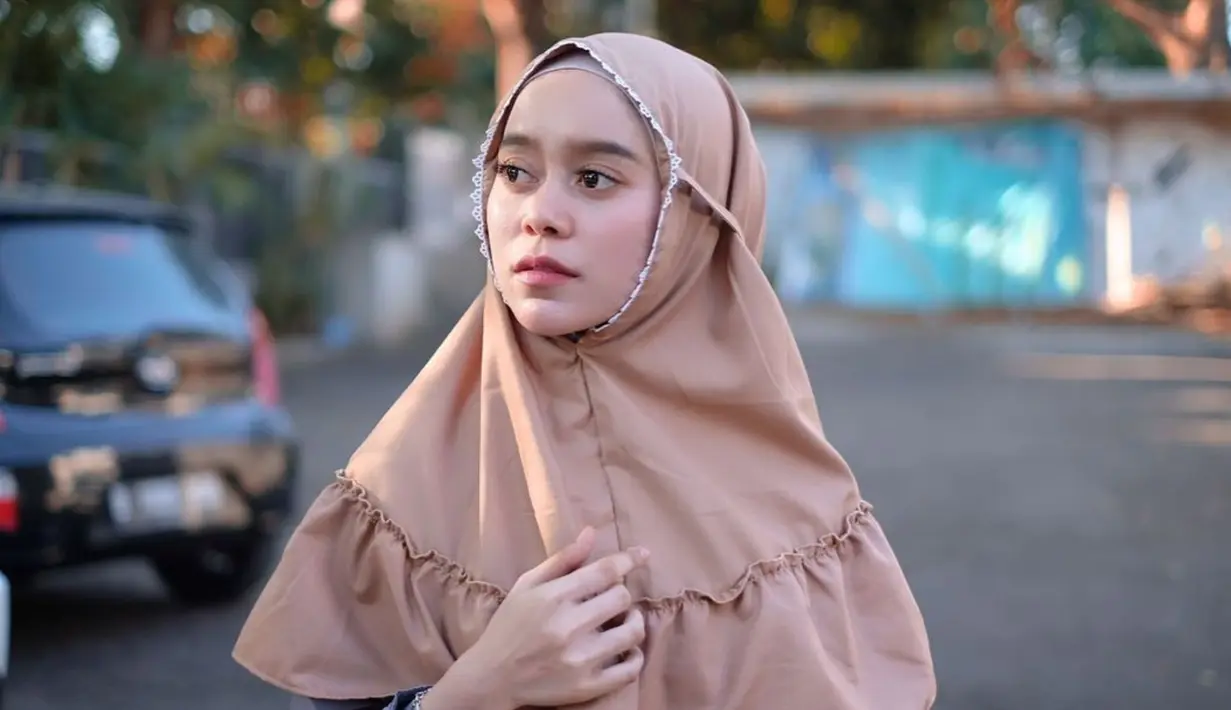 Lesti terlihat gemas mengenakan hijab bergo berwarna cokelat muda. Menurut Kabid Humas Polda Metro Jaya, Kombes Pol Endra Zulpan mengatakan kejadian KDRT terjadi pada Rabu (28/9/2022) pukul 02.30 WIB dan 10.00 WIB di kediaman Lesti dan Billar. (Instagram/@lestykejora)