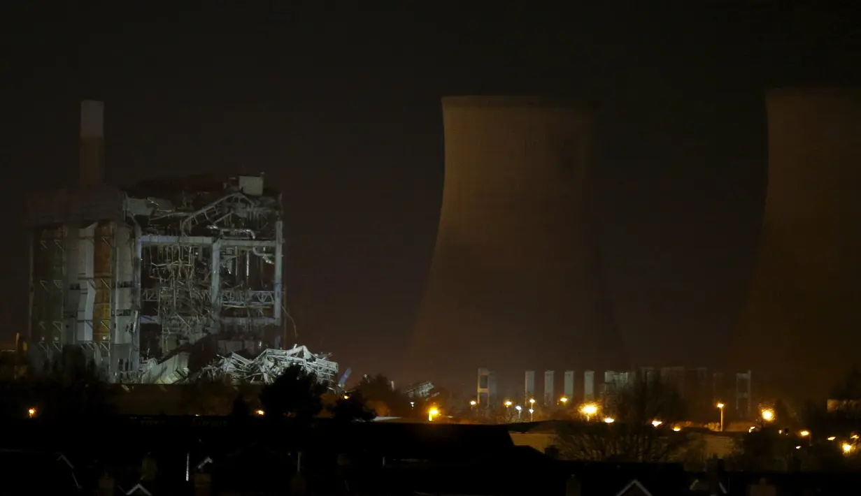 Pemandangan yang menunjukkan kondisi bangunan setelah ledakan di komplek pembangkit listrik Didcot di Oxfordshire, Inggris, Selasa (23/2). Satu tewas, lima terluka dan tiga lainnya dinyatakan masih hilang karena tertimpa reruntuhan. (REUTERS/Peter Nichol)