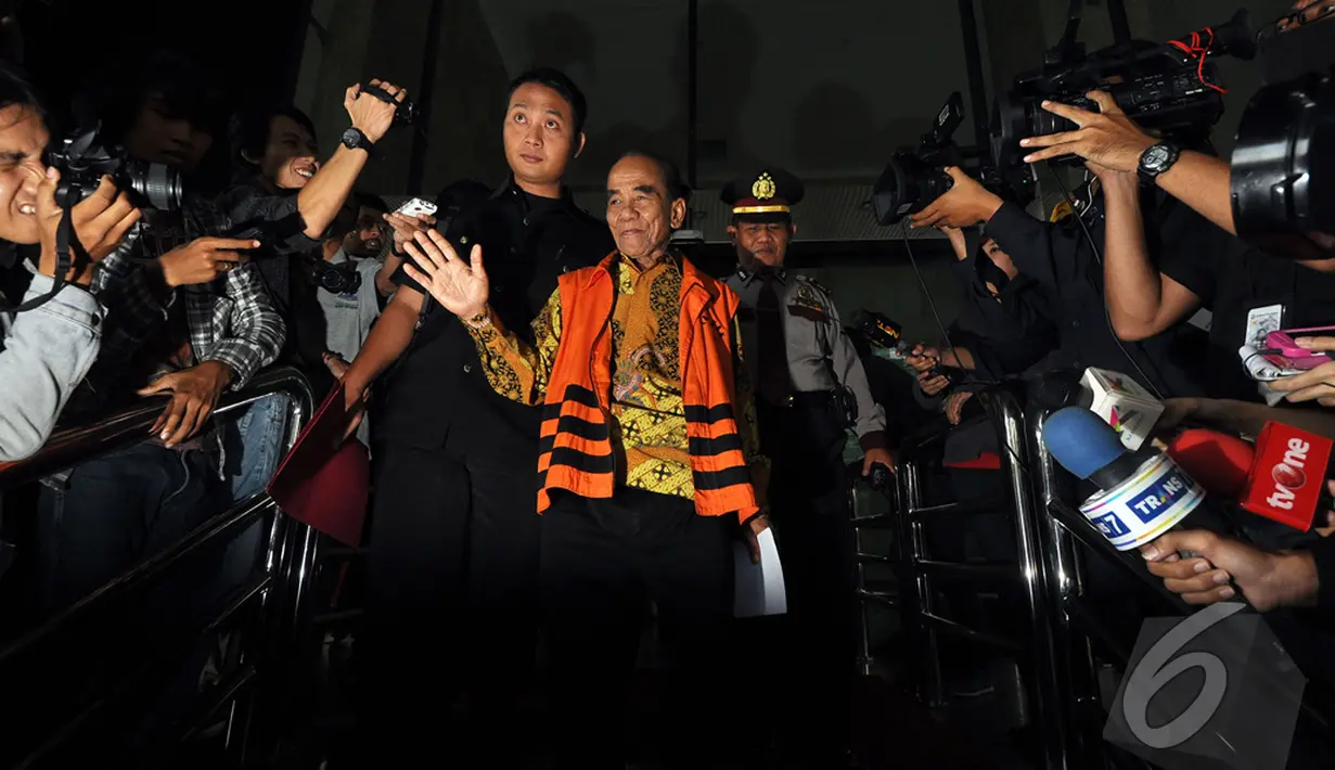 Mengenakan batik dan rompi KPK, Annas Maamun melambaikan tangan kepada awak media usai menjalani pemeriksaan KPK, Jakarta, Rabu (14/1/2015). (Liputan6.com/Miftahul Hayat) 