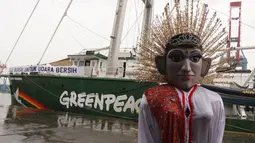 Ondel-ondel menyambut kapal milik Greenpeace, Rainbow Warrior yang berlabuh di Pelabuhan Tanjung Priok, Jakarta, Senin (23/4). Kapal itu melakukan perjalanan dari Manokwari menuju Raja Ampat, lalu ke Bali dan bersandar di Jakarta. (Liputan6/Arya Manggala)