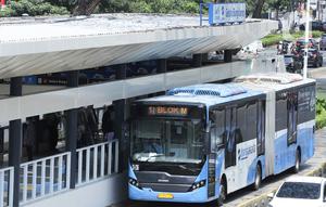 Bus Transjakarta berhenti di Halte Gelora Bung Karno (GBK), Jakarta, Kamis (18/8/2022). PT Transportasi Jakarta (TransJakarta) kembali mengoperasikan Halte Gelora Bung Karno (GBK) setelah rampung direvitalisasi. Halte GBK efektif melayani pelanggan bertepatan di HUT Ke-77 RI pada Rabu, 17 Agustus 2022 kemarin. (Liputan6.com/Herman Zakharia)