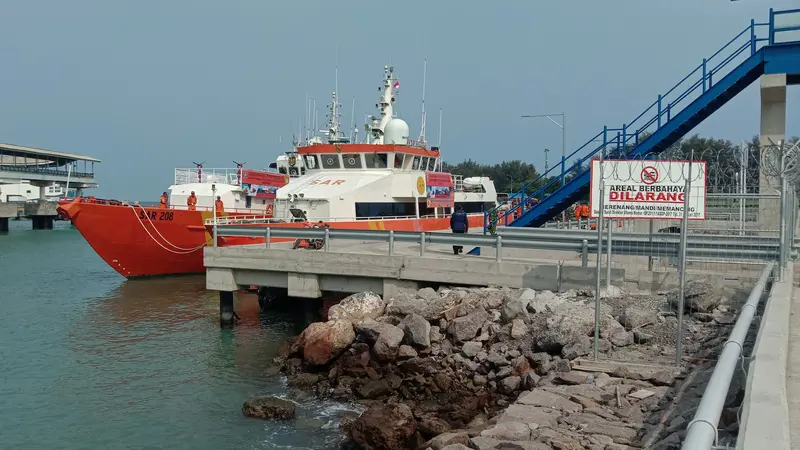 Kapal Basarnas Bersandar di Pelabuhan Merak, Banten.