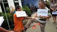 Saat menyadari sang guru olahraga Bandung tak berdaya, pelaku masih saja menusukkan pisau ke tubuh korban. (Liputan6.com/Aditya Prakasa)