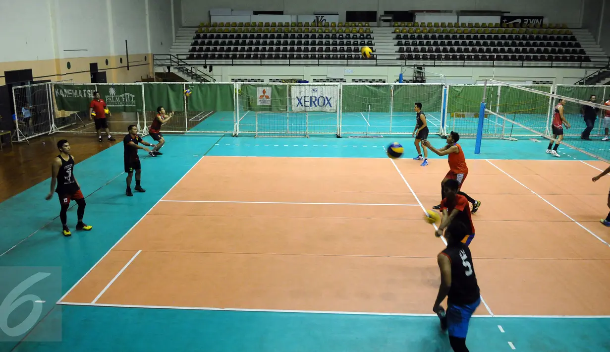 Pevoli putra Palembang Bank Sumsel Babel melakukan latihan passing di Padepokan Voli Sentul, Bogor (27/1/2016). Latihan ini bagian persiapan menghadapi turnamen Proliga 2016, pertengahan Februari 2016 mendatang. (Liputan6.com/Helmi Fithriansyah) 