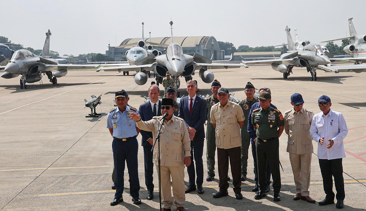 Presiden Prabowo Subianto memberi keterangan usai menyerahkan sejumlah Alat Utama Sistem Senjata (Alutsista) strategis ke TNI di Pangkalan Udara (Lanud) Halim Perdanakusuma, Jakarta, Senin (18/5/2026). (merdeka.com/Arie Basuki)