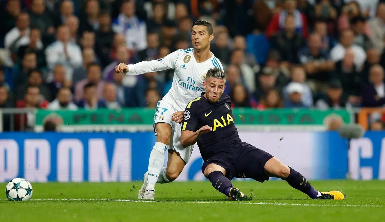 Pemain Real Madrid, Cristiano Ronaldo merebut bola dari pemain Tottenham Hotspur, Toby Alderweireld pada laga lanjutan fase Grup H Liga Champions di Santiago Bernabeu, Selasa (17/10). Madrid berbagi angka dengan Tottenham 1-1.  (AP/Francisco Seco)