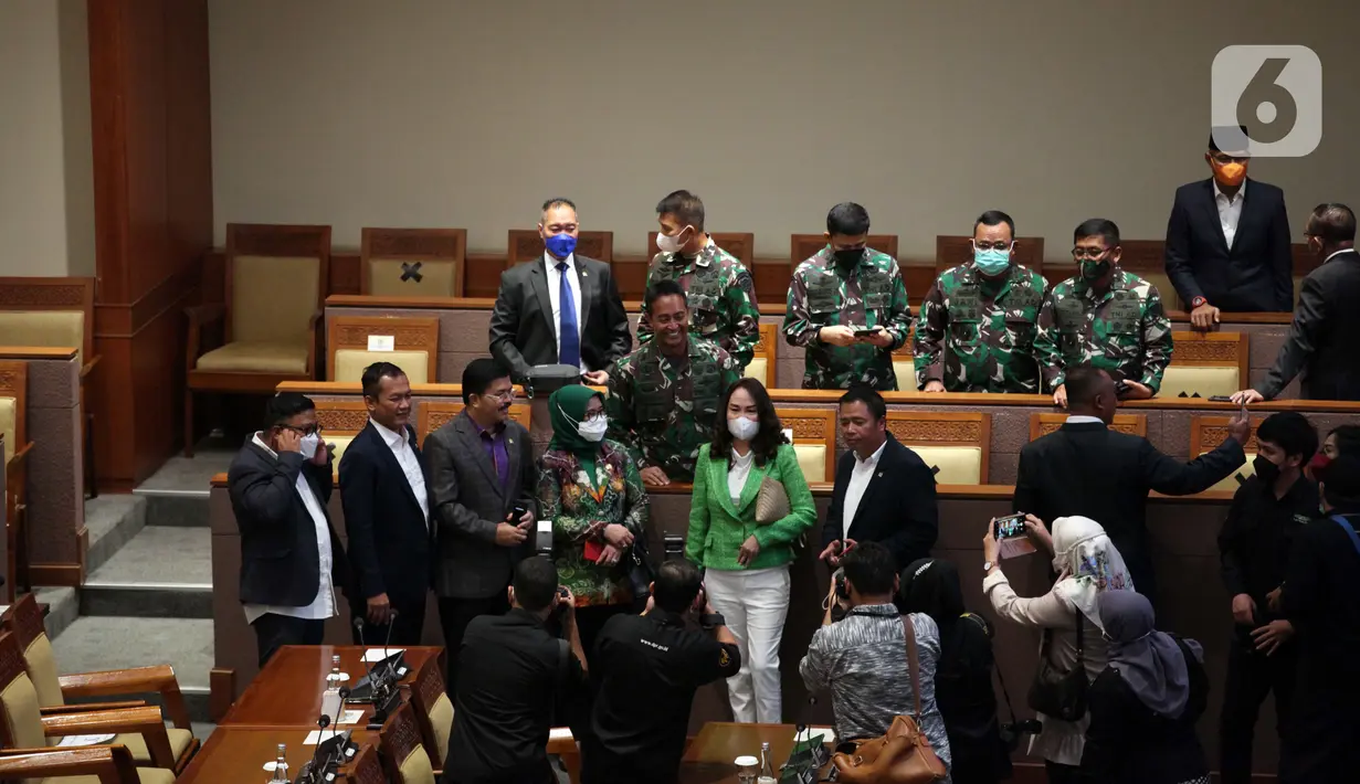 Calon Panglima TNI Jenderal TNI Andika Perkasa saat mengikuti Sidang Paripurna di Kompleks Parlemen, Jakarta, Senin (8/11/2021). DPR menyepakati penetapan Jenderal TNI Andika Perkasa sebagai Panglima TNI setelah melalui uji kepatutan dan kelayakan di Komisi I DPR. (Liputan6.com/Johan Tallo)