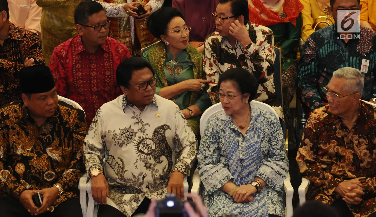 Presiden kelima RI Megawati Soekarnoputri berbincang dengan Ketua DPD Oesman Sapta Odang saat menghadiri Festival Prestasi Indonesia yang diselenggarakan oleh UKP-Pancasila di Jakarta Convention Center, Senin (21/8). (Liputan6.com/Helmi Fithriansyah)
