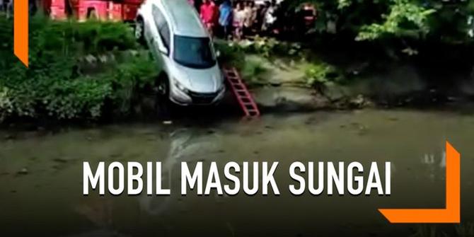 VIDEO: Sudah Di-Rem Tangan, Mobil Masuk ke Sungai