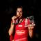 Pebulutangkis tunggal putri Spanyol, Carolina Marin, berpose dengan medali emas Kejuaraan Dunia Bulutangkis 2015 setelah mengalahkan pebulutangkis India, Saina Nehwal di Istora Gelora Bung Karno, Senayan, Jakarta. Minggu (16/8/2015). (Bola.com/Arief Bagus