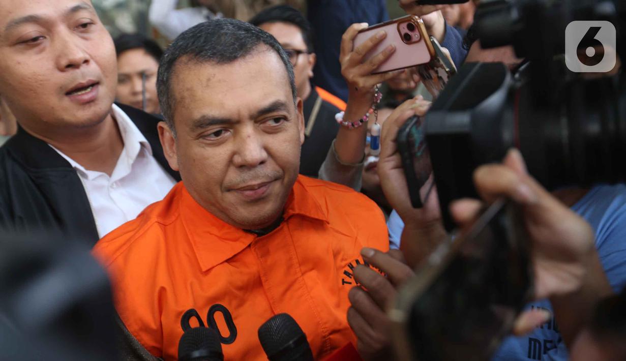 Wakil Menteri Imigrasi dan Pemasyarakatan (Wamen Imipas), Silmy Karim, saat menuju mobil tahanan usai menjalani pemeriksaan intensif di Gedung Merah Putih Komisi Pemberantasan Korupsi (KPK), Jakarta, Kamis (4/6/2026). (Liputan6.com/Helmi Fithriansyah)