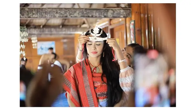 6 Gaya Menawan Krisdayanti Pakai Baju Adat Timor Leste yang Curi Perhatian