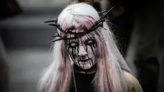 Penggemar film horor memakai kostum dan berdandan menyerupai zombie saat berpartisipasi dalam acara Zombie Walk di Place de la Republique, Paris, Sabtu (12/10/2019). Sejak 2008, acara Zombie Walk digelar untuk orang-orang yang terobsesi dengan mayat hidup. (Martin BUREAU / AFP)
