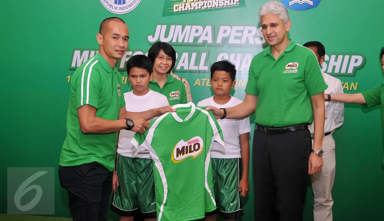 Pemain Timnas Indonesia  Kurniawan Dwi Yulianto (kiri) bersalaman dengan Presdir Nestle Indonesia Rasyid Qureshi pada Milo Football Championship 2016, Jakarta, (10/2). Turnamen diikuti lebih dari 32 Sekolah Dasar tiap kota. (Liputan6.com/Gempur M Surya)