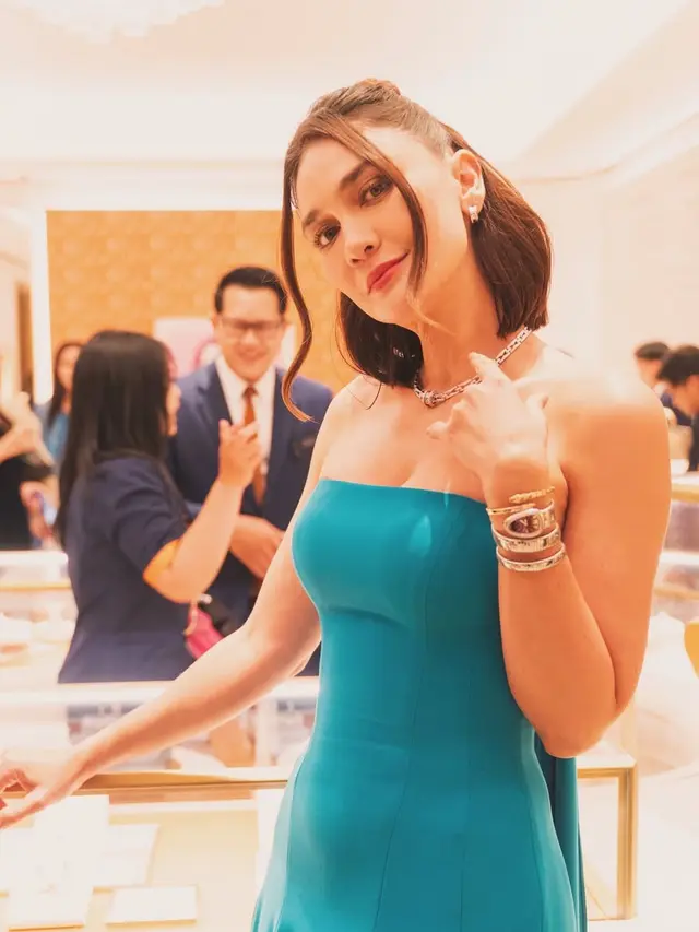 Luna Maya saat BVLGARI Year End Party. [@alexabelvanaquinn]