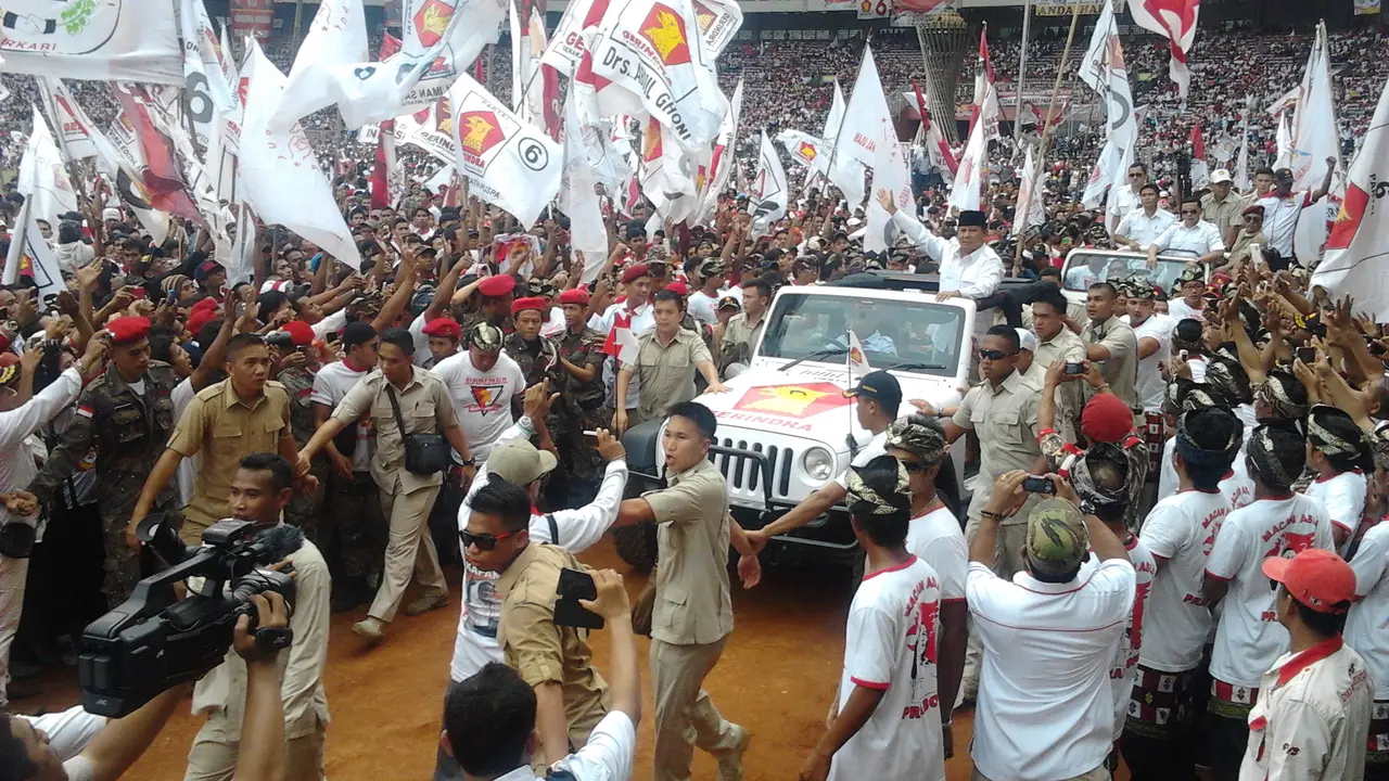 Prabowo Naik Helikopter