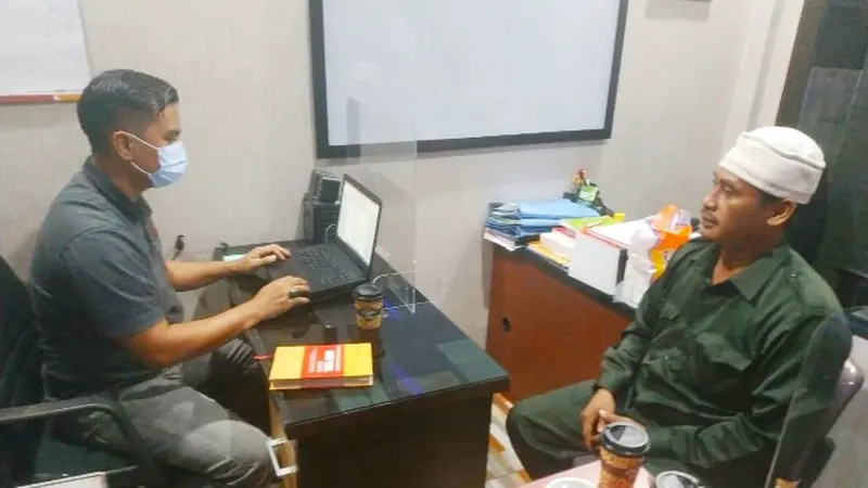 Ketua FPI Pekanbaru Husni Thamrin saat diperiksa polisi terkait pembubaran aksi penolakan Rizieq Shibah di Pekanbaru.