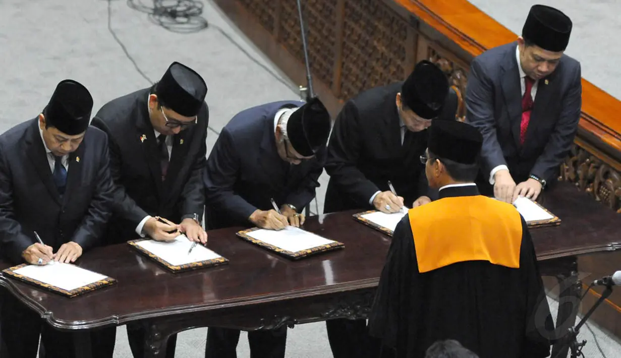 Pengucapan sumpah diikuti penandatanganan berita acara sumpah janji oleh Ketua dan Wakil Ketua DPR RI Periode 2014-2019, Jakarta, (2/10/14). (Liputan6.com/Andrian M Tunay)