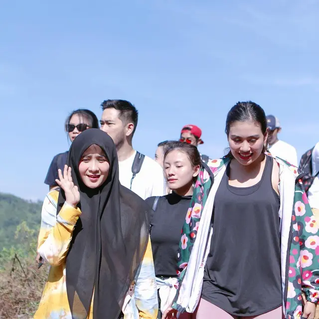 Potret Seru Liburan Ryana Dea dan Syahnaz Sadiqah di Curug. (Sumber: Instagram/ryana_dea)