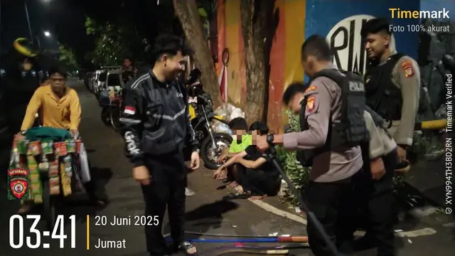 Tiga pemuda yang diduga hendak tawuran di kawasan Jalan Kwitang, Senen, Jakarta Pusat, ditangkap. Mereka diamankan beserta barang bukti berbagai senjata tajam. (Liputan6.com/Ady Anugrahadi)