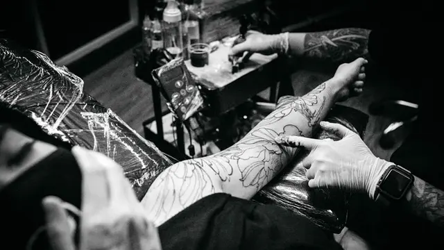 7 Potret Prisa Rianzi 'Kau Curi Lagi' yang Kini Penuhi Lengannya dengan Tato Baru