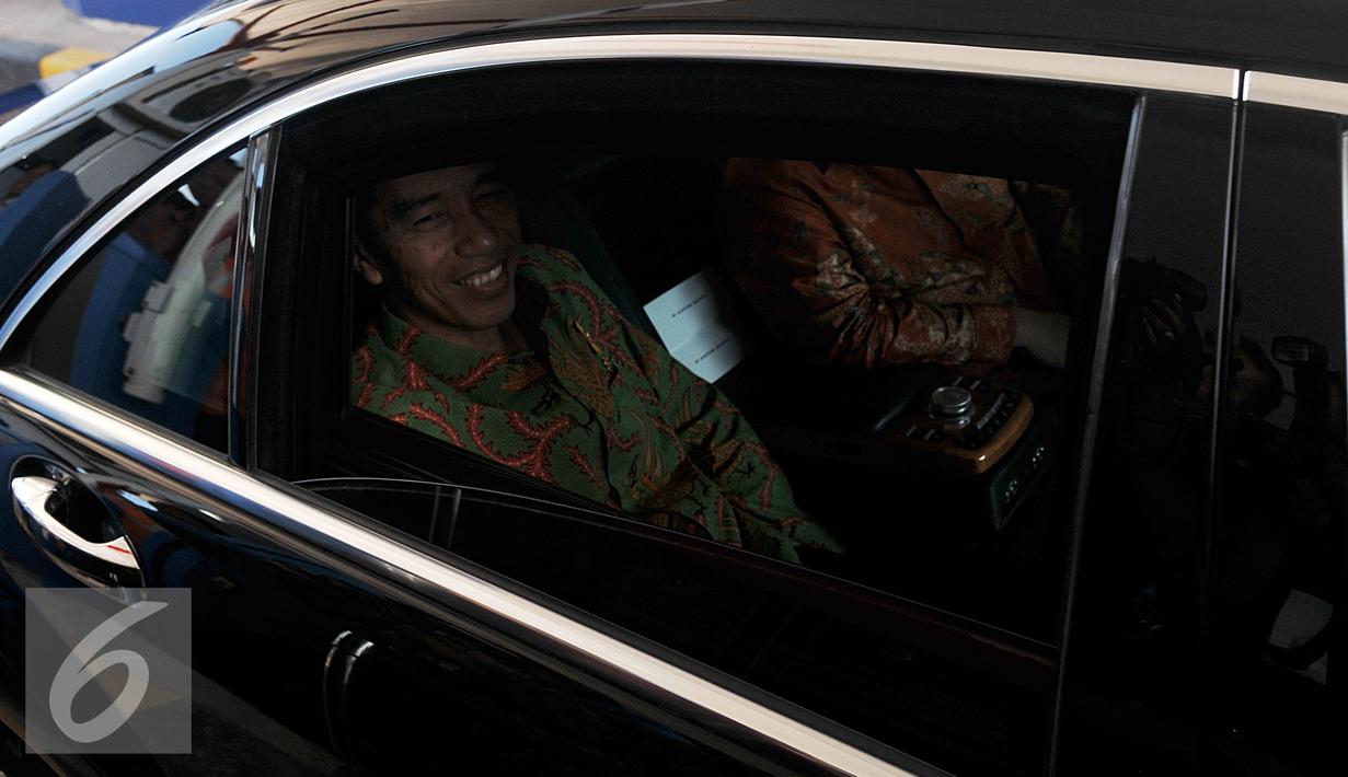Presiden Jokowi tersenyum di dalam mobil usai peresmian pengoperasian jalan tol Cikopo-Palimanan, Jawa Barat, Sabtu (13/6/2015). Jalan Tol sepanjang 116,754 km ini merupakan jalan tol terpanjang di Indonesia. (Liputan6.com/Johan Tallo)