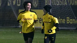 Pemain Borussia Dortmund, Axel Witsel dan Thorgen Hazard menghadiri sesi latihan menjelang pertandingan grup F Liga Champions UEFA kontra Lazio di Dortmund, Jerman barat, Selasa (1/12/2020). Lazio dan Dortmund akan berebut titel juara grup pada matchday kelima Liga Champions. (UWE KRAFT/AFP)