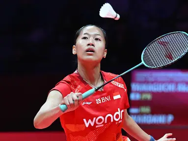 Tunggal putri Indonesia, Putri Kusuma Wardani saat bertanding melawan Akane Yamaguchi dari Jepang pada laga kedua fase grup BWF World Tour Finals 2025 di Hangzhou, Zhejiang, China, Kamis (18/12/2025). Tunggal putri Indonesia, Putri Kusuma Wardani harus mengakui keunggulan wakil Jepang, Akane Yamaguchi, pada laga kedua fase grup BWF World Tour Finals 2025. (Jade Gao/AFP)