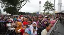 Ribuan warga berbondong-bondong untuk melihat karnaval KAA, Bandung, Sabtu (26/4/2015). Warga terlihat antusias untuk melihat pawai budaya negara perserta KAA. (Liputan6.com/Herman Zakharia)