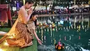 <p>Orang-orang melepaskan lampion mengambang di kolam selama festival Loy Krathong di Bangkok (8/11/2022). Loy Krathong merupakan sebuah nama untuk festival perayaan akhir tahun yang biasa dihelat di seantero negri Thailand. (AFP/Lillian Suwanrumpha)</p>