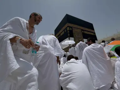 Umat Muslim berdoa di depan Ka'bah, selama ibadah haji tahunan, di Mekah, Arab Saudi, Kamis 21 Mei 2026. (AP Photo/Altaf Qadri)