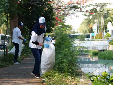 ISS Indonesia bersama Komunitas Soka Gakkai Indonesia  membersihkan sampah di kemayoran Jakarta, Sabtu (15/9) . Aksi tersebut untuk memperingati World Cleanup Day dan mengajak masyarakat untuk menjaga kebersihan lingkungan.(Liputan6.com/HO/Jov)