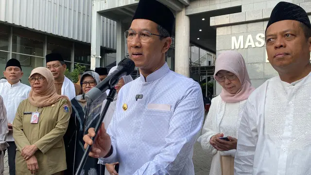 Penjabat Gubernur DKI Jakarta Heru Budi Hartono melaksanakan sholat Idul Adha bersama pejabat DKI Jakarta di Masjid Fatahillah Balai Kota, Kamis (29/6/2023).