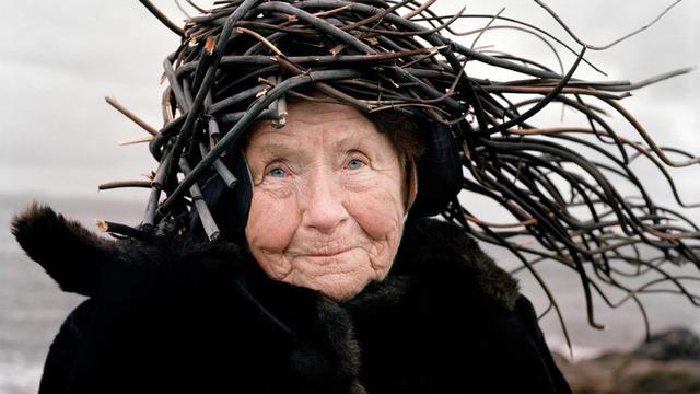 Lansia Dirias Ranting dan Dahan Kering