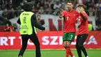 Seorang steward berlari untuk mengusir salah satu suporter yang masuk ke lapangan untuk berswafoto dengan pemain bintang, Cristiano Ronaldo selama pertandingan sepak bola UEFA Nations League 2024/2025, Liga A Grup A1 Polandia vs Portugal di Stadion PGE Narodowy, Warsawa, Polandia pada Sabtu 12 Oktober 2024 atau Minggu (13/10/2024) dini hari WIB. (Sergei GAPON/AFP)