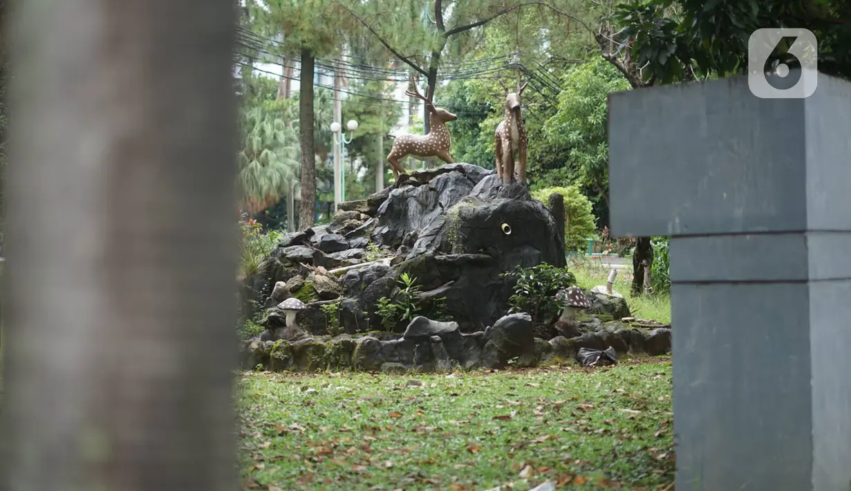 Daun kering mengotori Taman Martha Tiahahu di kawasan Blok M, Jakarta, Selasa (18/2/2020). Keasrian dan kenyamanan taman yang memiliki luas 20.960 meter persegi tersebut dinilai terbengkalai dan tak layak menjadi taman kota karena tidak terawat. (Liputan6.com/Immanuel Antonius)