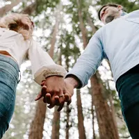 menggenggam tangan/Photo by Svyatoslav Romanov on Unsplash