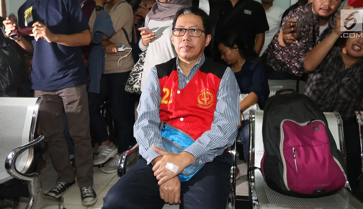 Terdakwa kasus penghancuran barang bukti dugaan pengaturan skor Joko Driyono saat akan menjalani sidang di PN Jakarta Selatan, Jakarta, Kamis (4/7/2019). Hal yang memperberat tuntutan jaksa yakni mempersulit penyidikan Satgas Anti Mafia Bola. (Liputan6.com/Herman Zakharia)