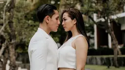 Ganindra Bimo dan Andrea Dian juga kerap tampil kompak. Dalam foto tersebut keduanya kompak menggunakan pakaian serba putih yang menambah kesan menawan dari keduanya. (Liputan6.com/IG/@ganindrabimo)