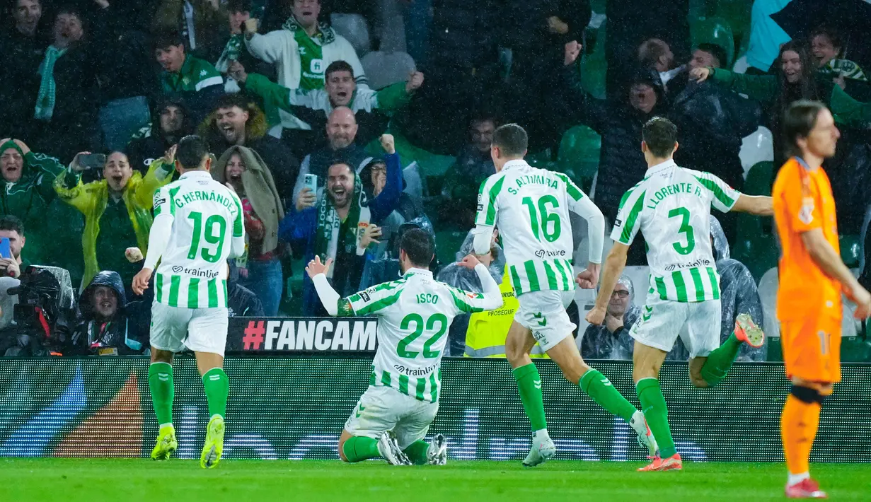 Isco benar-benar menjadi mimpi buruk bagi Real Madrid saat melawan Real Betis pada pekan ke-26 La Liga di Stadion Benito Villamarin, Minggu (2/3/2025) dini hari WIB. Pemain 32 tahun itu tampil sangat dominan di lini tengah. Dia bikin gol dan assist, yang memastikan Betis dapat tiga poin. (AP Photo/Jose Breton)