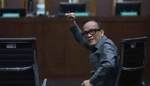 Mantan Wakil Menteri Ketenagakerjaan, Immanuel Ebenezer Gerungan atau Noel, sesaat sebelum mengikuti sidang pembacaan putusan atau vonis di Pengadilan Tindak Pidana Korupsi (Tipikor), Jakarta, Kamis (4/6/2026). (Kapanlagi.com/Budy Santoso)